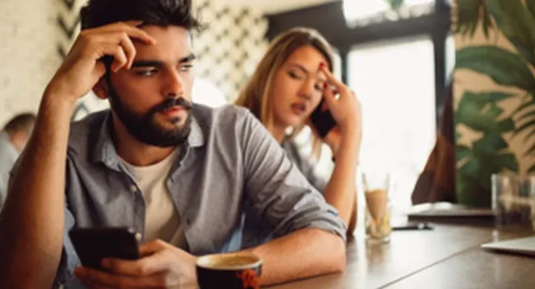 8 Secretive Behaviors That Cheaters Exhibit Without Realizing It